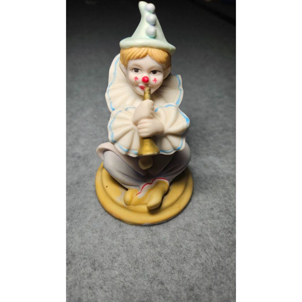 Vintage Bisque Porcelain Pierrot Clown Figurine Playing Horn Trumpet 5" - Picture 5 of 6